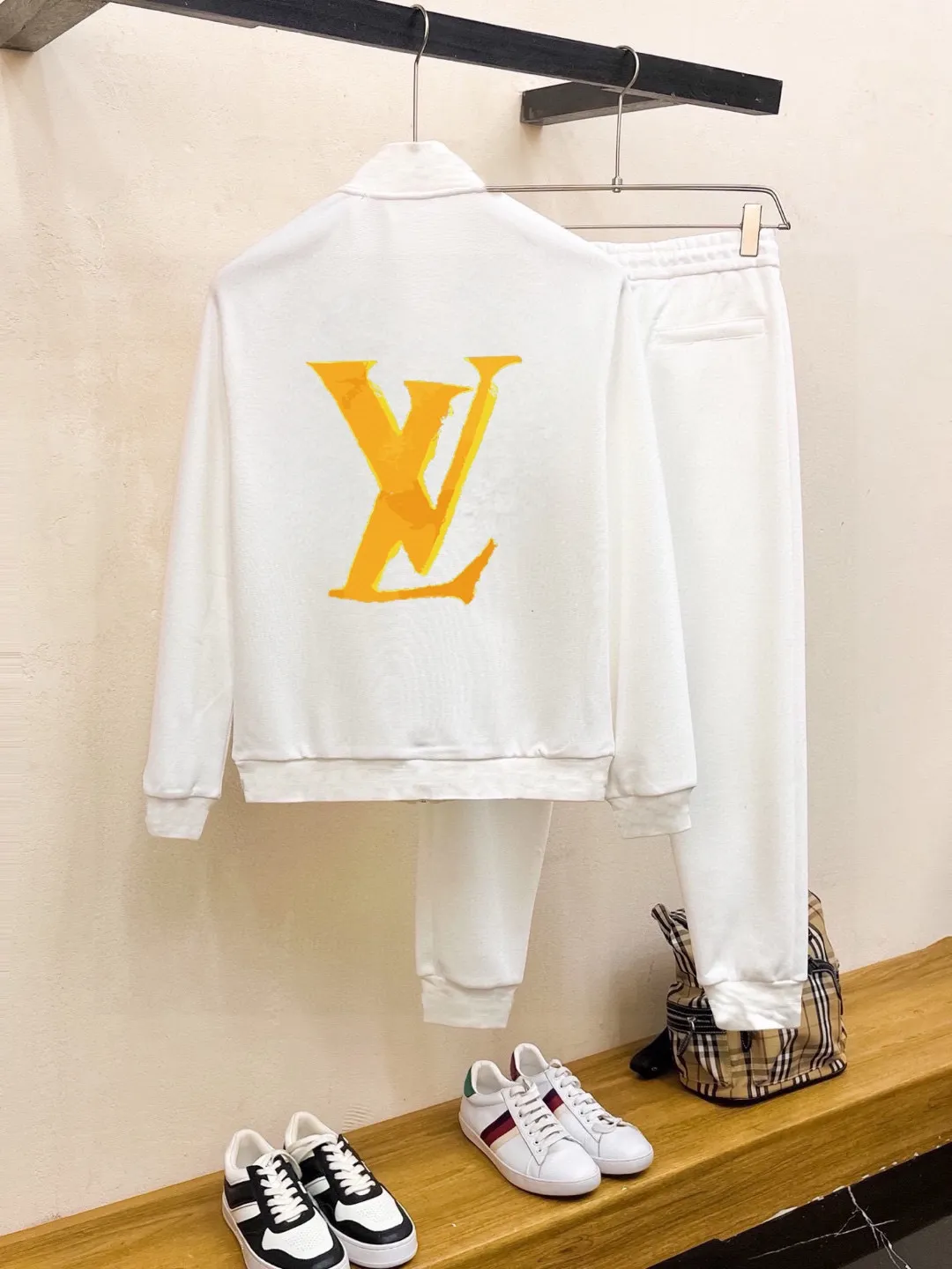 🅿️420 [LV Louis Vuitton] (Fat Man Gospel) hot-selling suit is coming. Focus on the original version of the official website. 2025 new hot-selling cardigan sweater suit. The original order is the best. 🇭🇰The meticulous work of top designers is dedicated to a fitting and perfect upper body effect. All-natural high-quality Roman cotton 100%, close-fitting comfort, noble and elegant! Original hardware embodies elegance and nobility! Counter size: M-5XL (maximum wear up to 220 pounds)